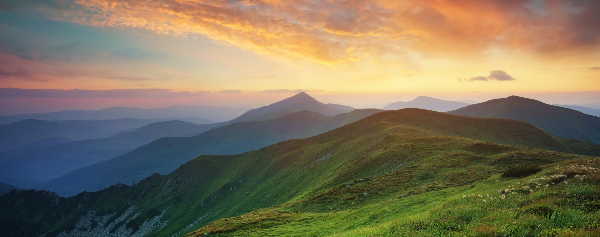 Jesus ensinando o Sermão da Montanha com lições para a vida moderna.